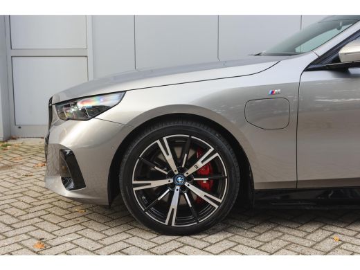 BMW 5 Serie Touring 550e xDrive M Sport Automaat / Panoramadak / Trekhaak / Adaptief onderstel professional /... ActivLease financial lease