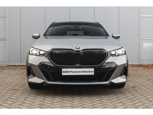 BMW 5 Serie Touring 550e xDrive M Sport Automaat / Panoramadak / Trekhaak / Adaptief onderstel professional /... ActivLease financial lease