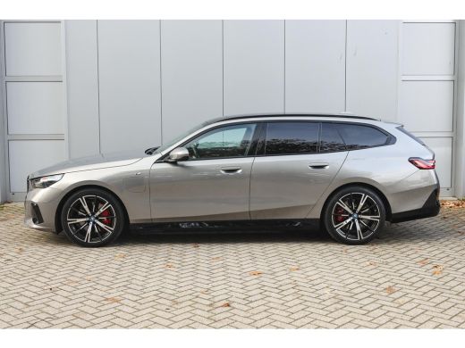 BMW 5 Serie Touring 550e xDrive M Sport Automaat / Panoramadak / Trekhaak / Adaptief onderstel professional /... ActivLease financial lease
