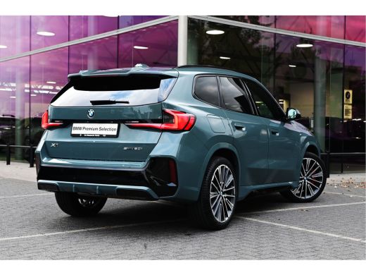 BMW X1 sDrive20i High Executive M Sport Automaat / Panoramadak / Trekhaak / Sportstoelen / M Adaptief on... ActivLease financial lease