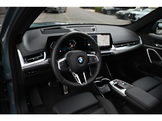 BMW X1 sDrive20i High Executive M Sport Automaat / Panoramadak / Trekhaak / Sportstoelen / M Adaptief on... ActivLease financial lease