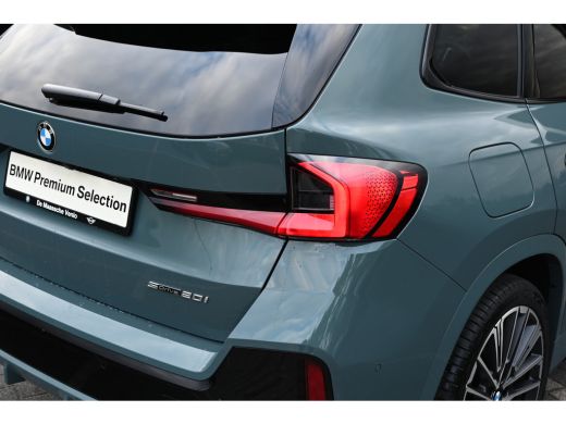 BMW X1 sDrive20i High Executive M Sport Automaat / Panoramadak / Trekhaak / Sportstoelen / M Adaptief on... ActivLease financial lease