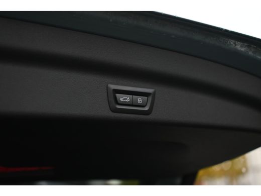 BMW X1 sDrive20i High Executive M Sport Automaat / Panoramadak / Trekhaak / Sportstoelen / M Adaptief on... ActivLease financial lease