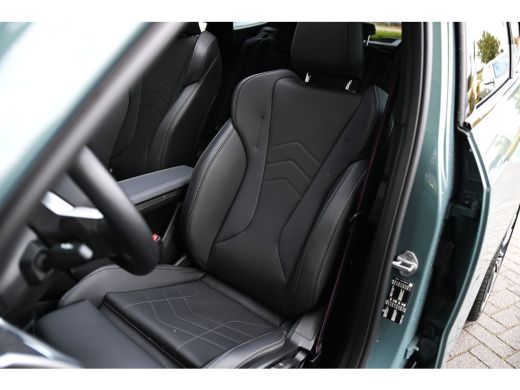 BMW X1 sDrive20i High Executive M Sport Automaat / Panoramadak / Trekhaak / Sportstoelen / M Adaptief on... ActivLease financial lease