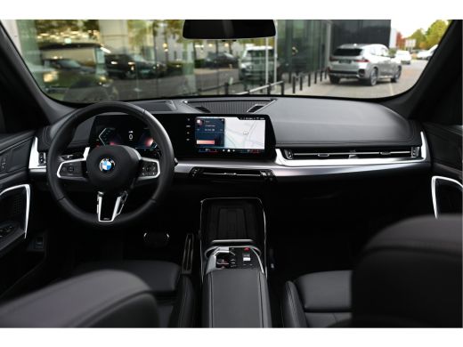 BMW X1 sDrive20i High Executive M Sport Automaat / Panoramadak / Trekhaak / Sportstoelen / M Adaptief on... ActivLease financial lease