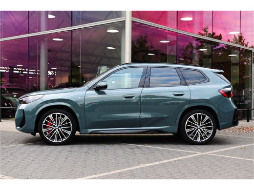 BMW X1 sDrive20i High Executive M Sport Automaat / Panoramadak / Trekhaak / Sportstoelen / M Adaptief on... ActivLease financial lease