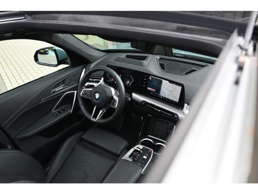 BMW X1 sDrive20i High Executive M Sport Automaat / Panoramadak / Trekhaak / Sportstoelen / M Adaptief on... ActivLease financial lease
