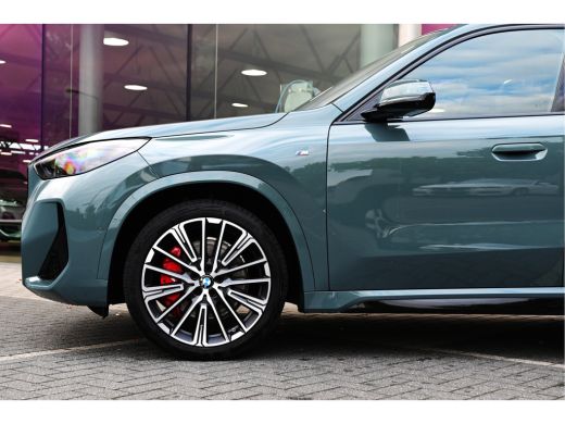 BMW X1 sDrive20i High Executive M Sport Automaat / Panoramadak / Trekhaak / Sportstoelen / M Adaptief on... ActivLease financial lease