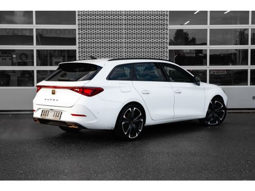 CUPRA Leon Sportstourer 1.4 e-Hybrid 245pk VZ Performance | Trekhaak | Achteruitrijcamera | Dodehoeksensor | 19" | Keyless ActivLease financial lease