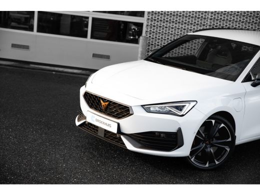 CUPRA Leon Sportstourer 1.4 e-Hybrid 245pk VZ Performance | Trekhaak | Achteruitrijcamera | Dodehoeksensor | 19" | Keyless ActivLease financial lease