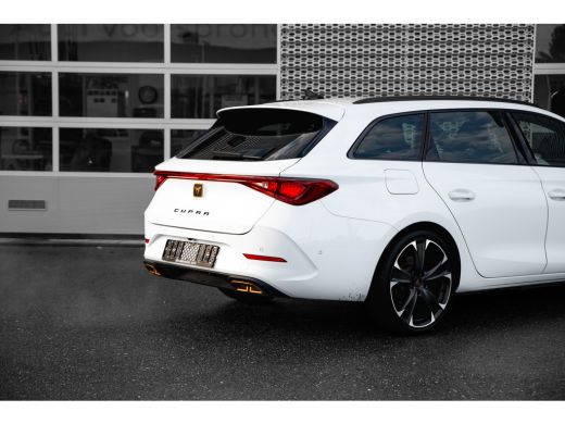 CUPRA Leon Sportstourer 1.4 e-Hybrid 245pk VZ Performance | Trekhaak | Achteruitrijcamera | Dodehoeksensor | 19" | Keyless ActivLease financial lease