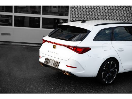 CUPRA Leon Sportstourer 1.4 e-Hybrid 245pk VZ Performance | Trekhaak | Achteruitrijcamera | Dodehoeksensor | 19" | Keyless ActivLease financial lease