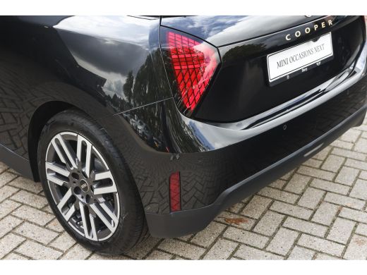Mini 3-Deurs Cooper E / Classic / Pakket S / 17 inch Parallel Spoke 2-tone ActivLease financial lease