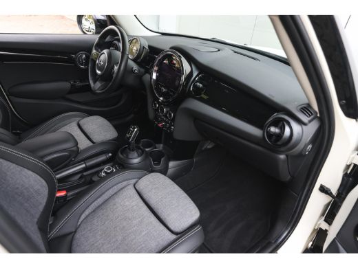 Mini Cooper Cooper Automaat / Sportstoelen / Comfort Access / Stuurverwarming / LED / Stoelverwarming / Airco... ActivLease financial lease