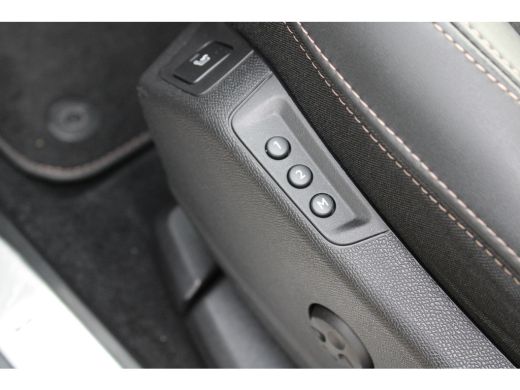 Peugeot 3008 1.6 HYbrid 225 GT Pack Business | Navigatie | Camera voor + achter | Focal | Comfortstoelen | Bla... ActivLease financial lease