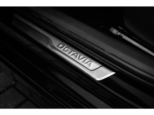 Skoda Octavia Combi Business Edition | Achteruitrijcamera | Chromen grille | Cruise control met speedlimiter ActivLease financial lease