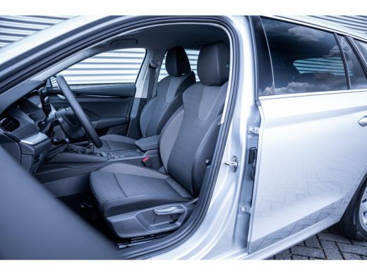 Skoda Octavia Combi Business Edition Plus, (2025) |  Chrome pakket | 2-spaaks multifunctioneel verwambaar stuur... ActivLease financial lease