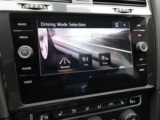 Volkswagen e-Golf E-DITION 136pk Navigatie Warmtepomp Stoelverwarming Acc Carplay 287 ActivLease financial lease