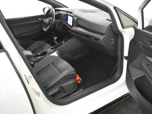 Volkswagen Golf 1.5 TSI R-Line l Stoel en stuurverwarming l R-Line Interieur l Adaptieve Cruise Control l Camera ... ActivLease financial lease