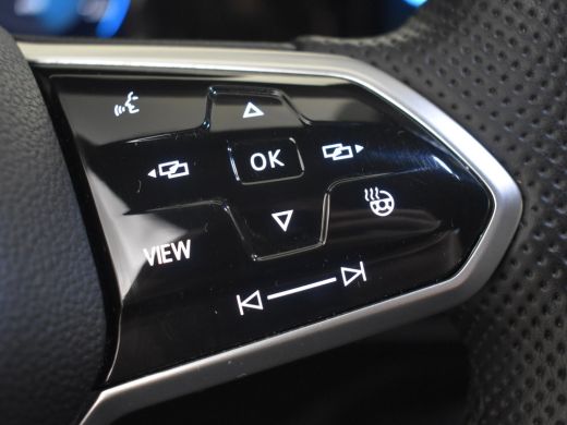 Volkswagen Golf 1.5 TSI R-Line l Stoel en stuurverwarming l R-Line Interieur l Adaptieve Cruise Control l Camera ... ActivLease financial lease