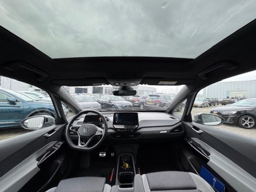 Volkswagen ID.3 First Max 58 kWh l Panoramadak l Camera achter l Stoelverwarming l Stoelmassage l Parkeersensoren... ActivLease financial lease