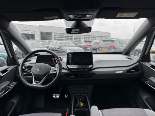 Volkswagen ID.3 First Max 58 kWh l Panoramadak l Camera achter l Stoelverwarming l Stoelmassage l Parkeersensoren... ActivLease financial lease