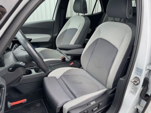 Volkswagen ID.3 First Max 58 kWh l Panoramadak l Camera achter l Stoelverwarming l Stoelmassage l Parkeersensoren... ActivLease financial lease