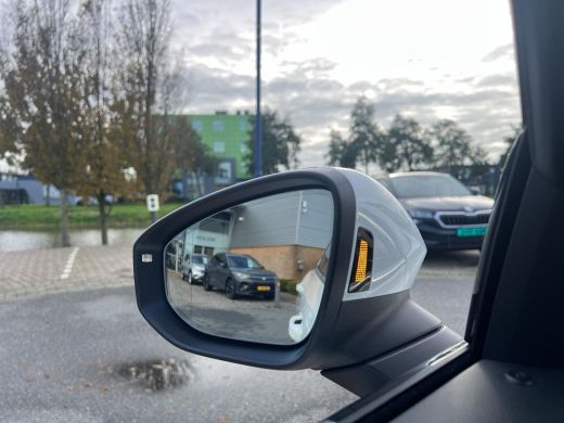 Volkswagen Passat Variant 1.5 eHybrid Business | Trekhaak | A-Camera | HUD | SOH 102% | PHEV | ActivLease financial lease