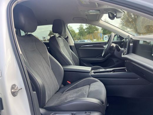 Volkswagen Passat Variant 1.5 eHybrid Business | Trekhaak | A-Camera | HUD | SOH 102% | PHEV | ActivLease financial lease