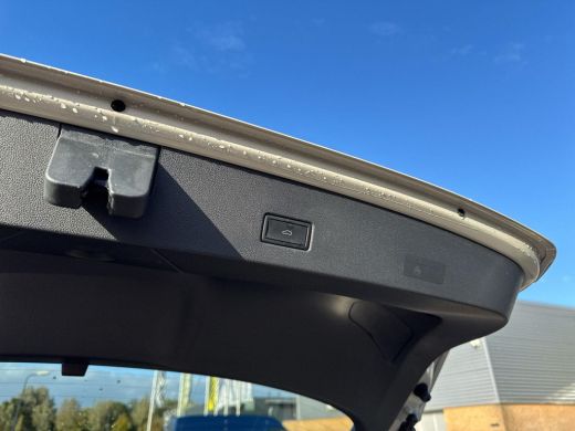 Volkswagen T-Roc 1.5 TSI R-Line | Camera | Led | 18 inch | 150Pk | A-Camera | Clima | Winter Pakket | ActivLease financial lease