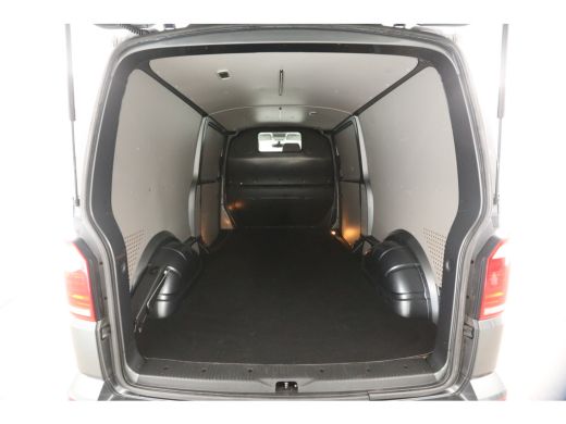 Volkswagen Transporter 2.0 TDI L2H1 | 150PK | Aut. | Airco | Cruise | 3-Zits | 2xSchuifdeur | Camera | Trekh. | Carplay ActivLease financial lease