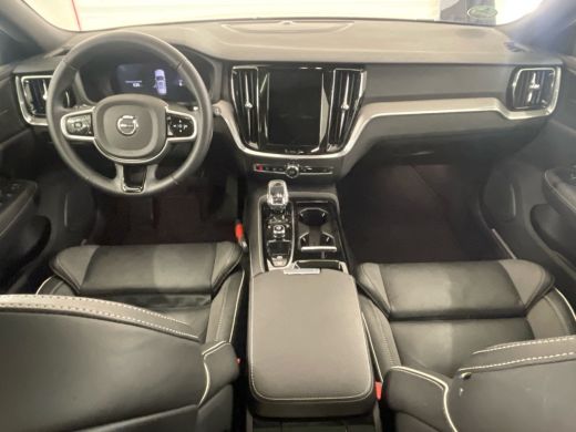 Volvo  V60 T6 Plug-in hybrid AWD Plus Dark | Panoramadak | Trekhaak | Harman Kardon | Sportstoelen | Stoel e... ActivLease financial lease