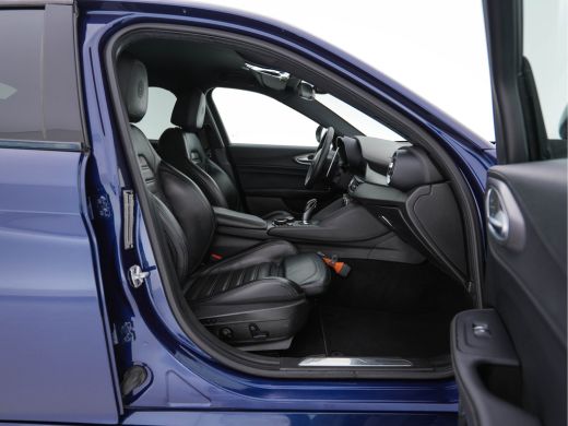 Alfa Romeo Giulia 2.0T B-Tech (INCL-BTW) Aut. *LUXURY-LEATHER | XENON | ADAPTIVE-CRUISE | MEMORY-PACK | HEATED-SPOR... ActivLease financial lease