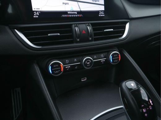 Alfa Romeo Giulia 2.0T B-Tech (INCL-BTW) Aut. *LUXURY-LEATHER | XENON | ADAPTIVE-CRUISE | MEMORY-PACK | HEATED-SPOR... ActivLease financial lease