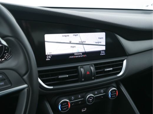 Alfa Romeo Giulia 2.0T B-Tech (INCL-BTW) Aut. *LUXURY-LEATHER | XENON | ADAPTIVE-CRUISE | MEMORY-PACK | HEATED-SPOR... ActivLease financial lease