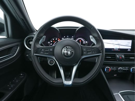 Alfa Romeo Giulia 2.0T B-Tech (INCL-BTW) Aut. *LUXURY-LEATHER | XENON | ADAPTIVE-CRUISE | MEMORY-PACK | HEATED-SPOR... ActivLease financial lease