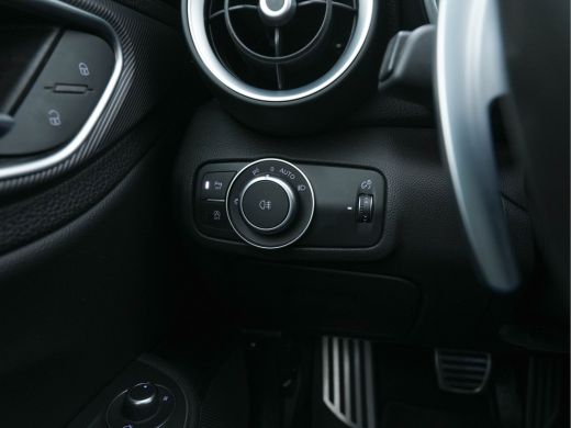 Alfa Romeo Giulia 2.0T B-Tech (INCL-BTW) Aut. *LUXURY-LEATHER | XENON | ADAPTIVE-CRUISE | MEMORY-PACK | HEATED-SPOR... ActivLease financial lease