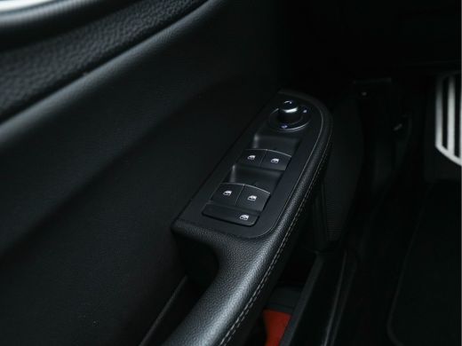 Alfa Romeo Giulia 2.0T B-Tech (INCL-BTW) Aut. *LUXURY-LEATHER | XENON | ADAPTIVE-CRUISE | MEMORY-PACK | HEATED-SPOR... ActivLease financial lease