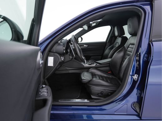 Alfa Romeo Giulia 2.0T B-Tech (INCL-BTW) Aut. *LUXURY-LEATHER | XENON | ADAPTIVE-CRUISE | MEMORY-PACK | HEATED-SPOR... ActivLease financial lease