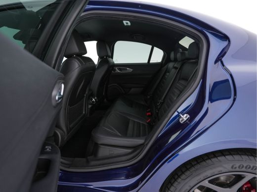 Alfa Romeo Giulia 2.0T B-Tech (INCL-BTW) Aut. *LUXURY-LEATHER | XENON | ADAPTIVE-CRUISE | MEMORY-PACK | HEATED-SPOR... ActivLease financial lease