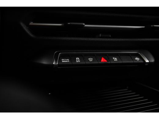 Audi Q3 S edition | Adaptive cruise control | Audi sound system | Cruise control ActivLease financial lease