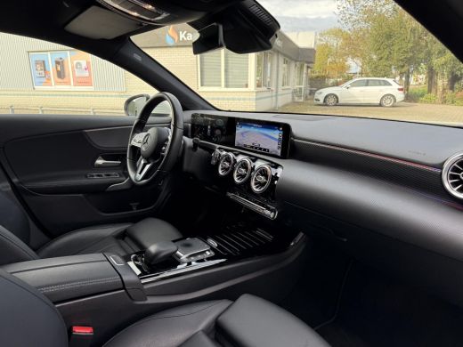 Mercedes-Benz A-Klasse 180 Luxury Line Aut. | Navi | Camera | Trekhaak ActivLease financial lease