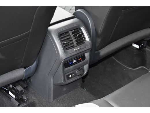 Volkswagen Tiguan R-LINE BUSINESS 1.5 TSI TREKHAAK | PANORAMA. DAK | IQ. LIGHT | APP. CONNECT | NAVIGATIE | STOEL. ... ActivLease financial lease