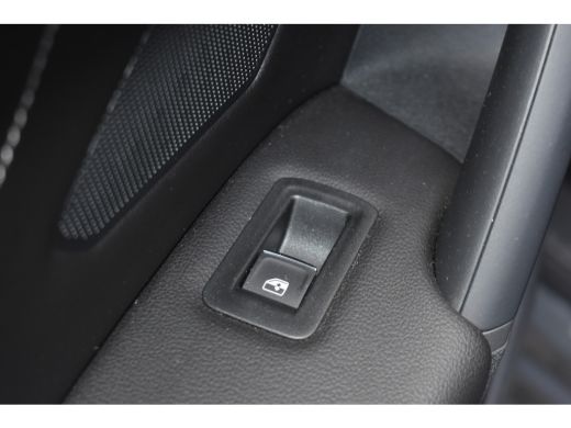 Volkswagen Tiguan R-LINE BUSINESS 1.5 TSI TREKHAAK | PANORAMA. DAK | IQ. LIGHT | APP. CONNECT | NAVIGATIE | STOEL. ... ActivLease financial lease