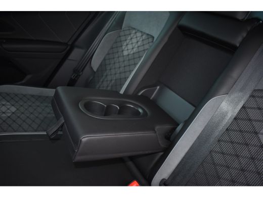 Volkswagen Tiguan R-LINE BUSINESS 1.5 TSI TREKHAAK | PANORAMA. DAK | IQ. LIGHT | APP. CONNECT | NAVIGATIE | STOEL. ... ActivLease financial lease