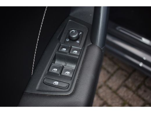 Volkswagen Tiguan R-LINE BUSINESS 1.5 TSI TREKHAAK | PANORAMA. DAK | IQ. LIGHT | APP. CONNECT | NAVIGATIE | STOEL. ... ActivLease financial lease