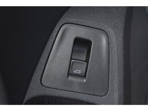 Volkswagen Tiguan R-LINE BUSINESS 1.5 TSI TREKHAAK | PANORAMA. DAK | IQ. LIGHT | APP. CONNECT | NAVIGATIE | STOEL. ... ActivLease financial lease