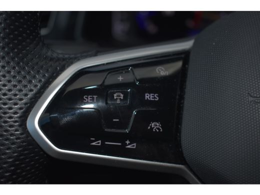 Volkswagen Tiguan R-LINE BUSINESS 1.5 TSI TREKHAAK | PANORAMA. DAK | IQ. LIGHT | APP. CONNECT | NAVIGATIE | STOEL. ... ActivLease financial lease