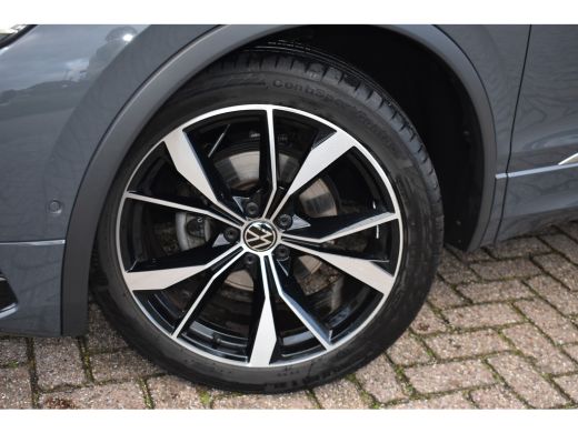 Volkswagen Tiguan R-LINE BUSINESS 1.5 TSI TREKHAAK | PANORAMA. DAK | IQ. LIGHT | APP. CONNECT | NAVIGATIE | STOEL. ... ActivLease financial lease