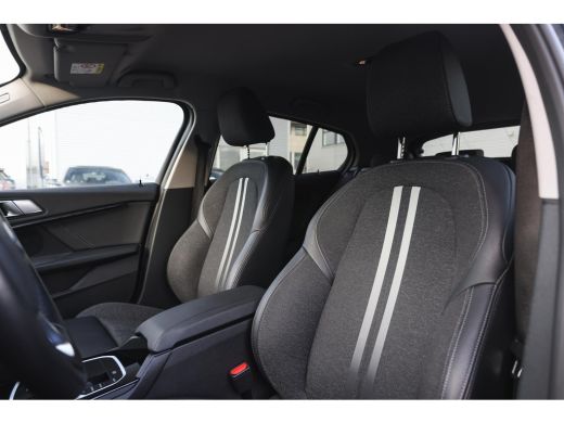 BMW 1 Serie 118i Sport Line Automaat / Sportstoelen / LED / Cruise Control / PDC / Live Cockpit Professional ActivLease financial lease